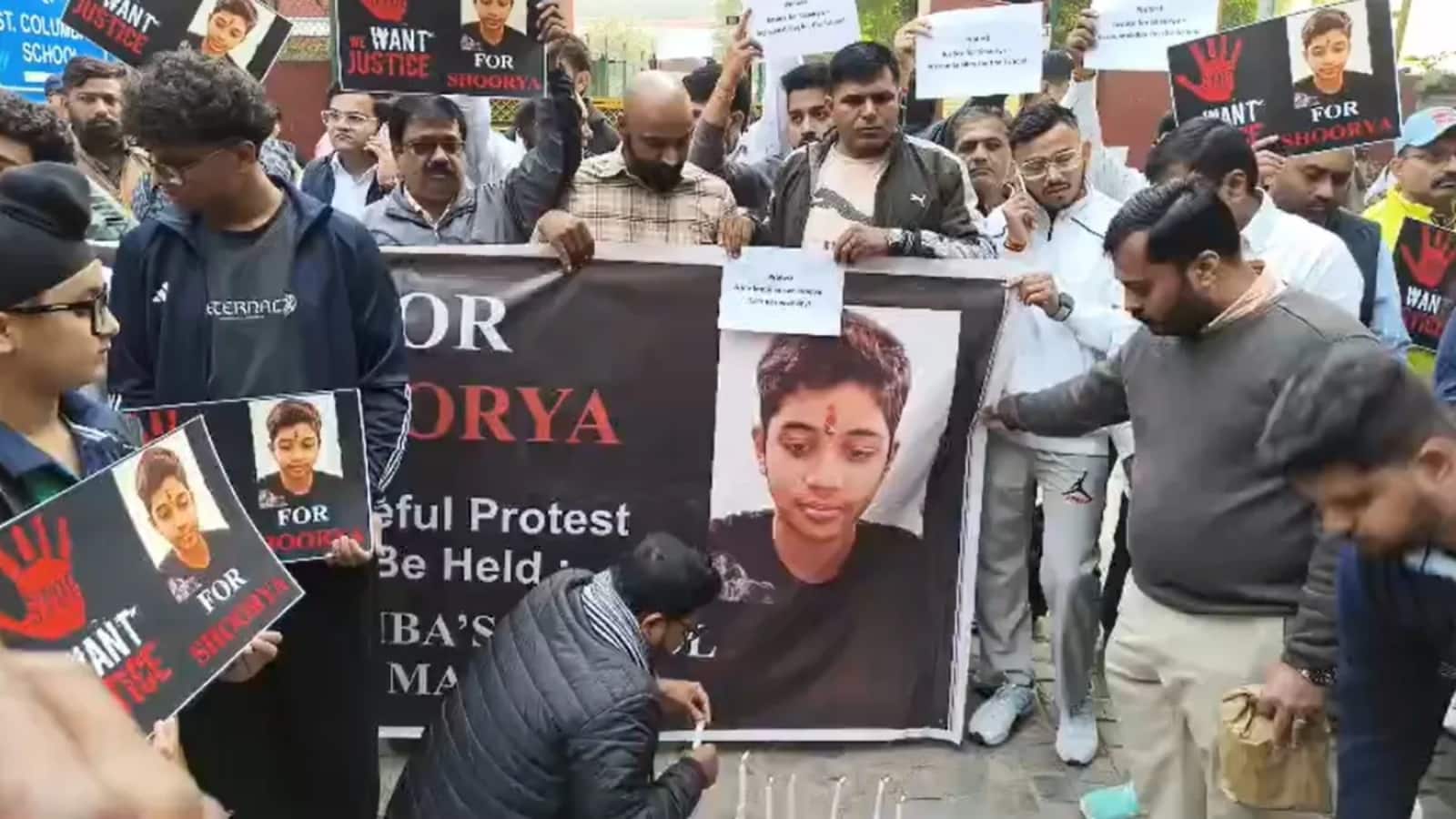 परिजनों का स्कूल के बाहर प्रदर्शन जारी, कहा- 'हमें शिक्षकों का सस्पेंशन नहीं गिरफ्तारी चाहिए'