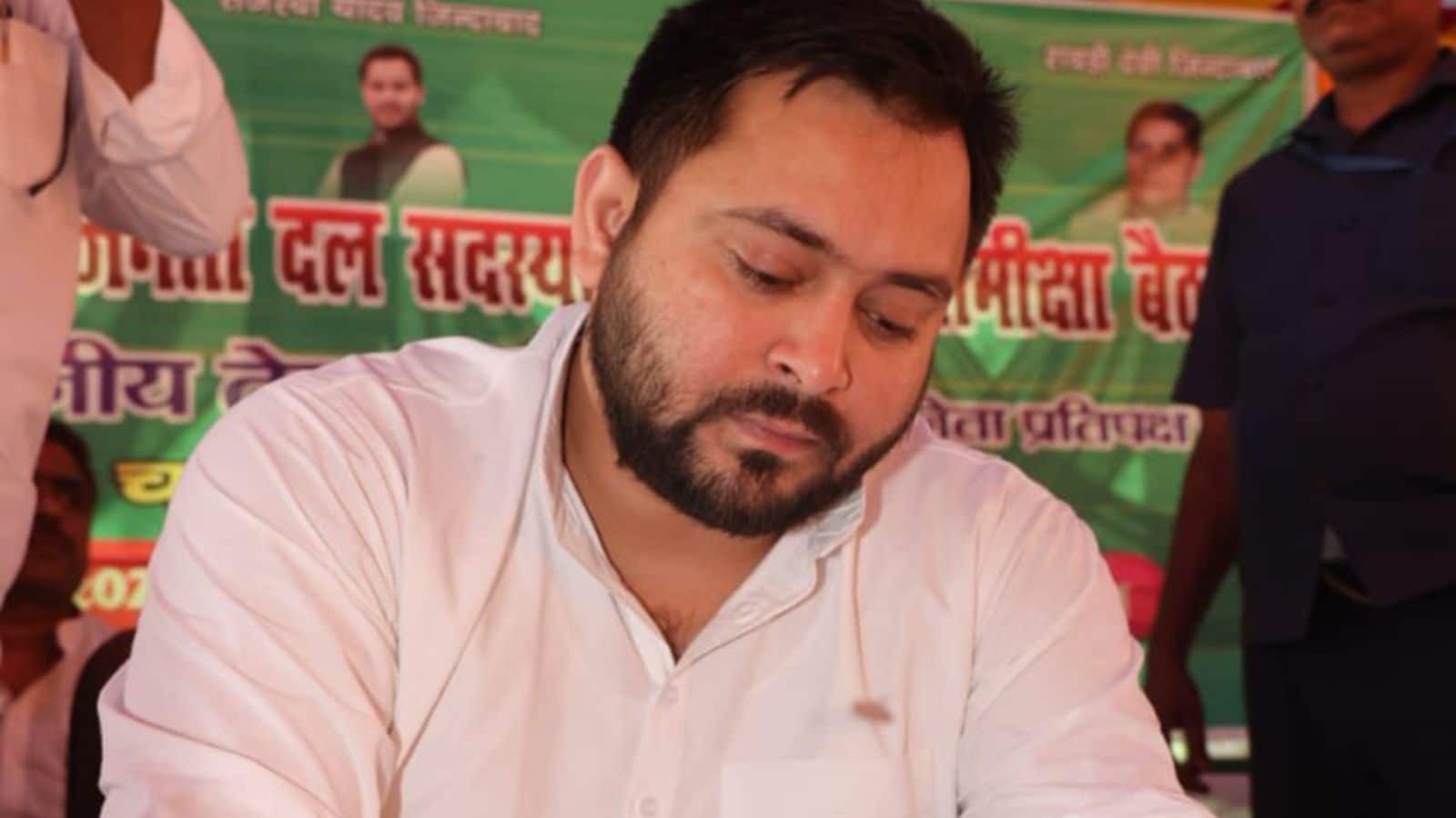 Bihar Chunav 2025: किसानों को धान पर ₹300, गेहूं पर ₹400 का बोनस MSP, वोटिंग से दो दिन पहले तेजस्वी का बड़ा ऐलान