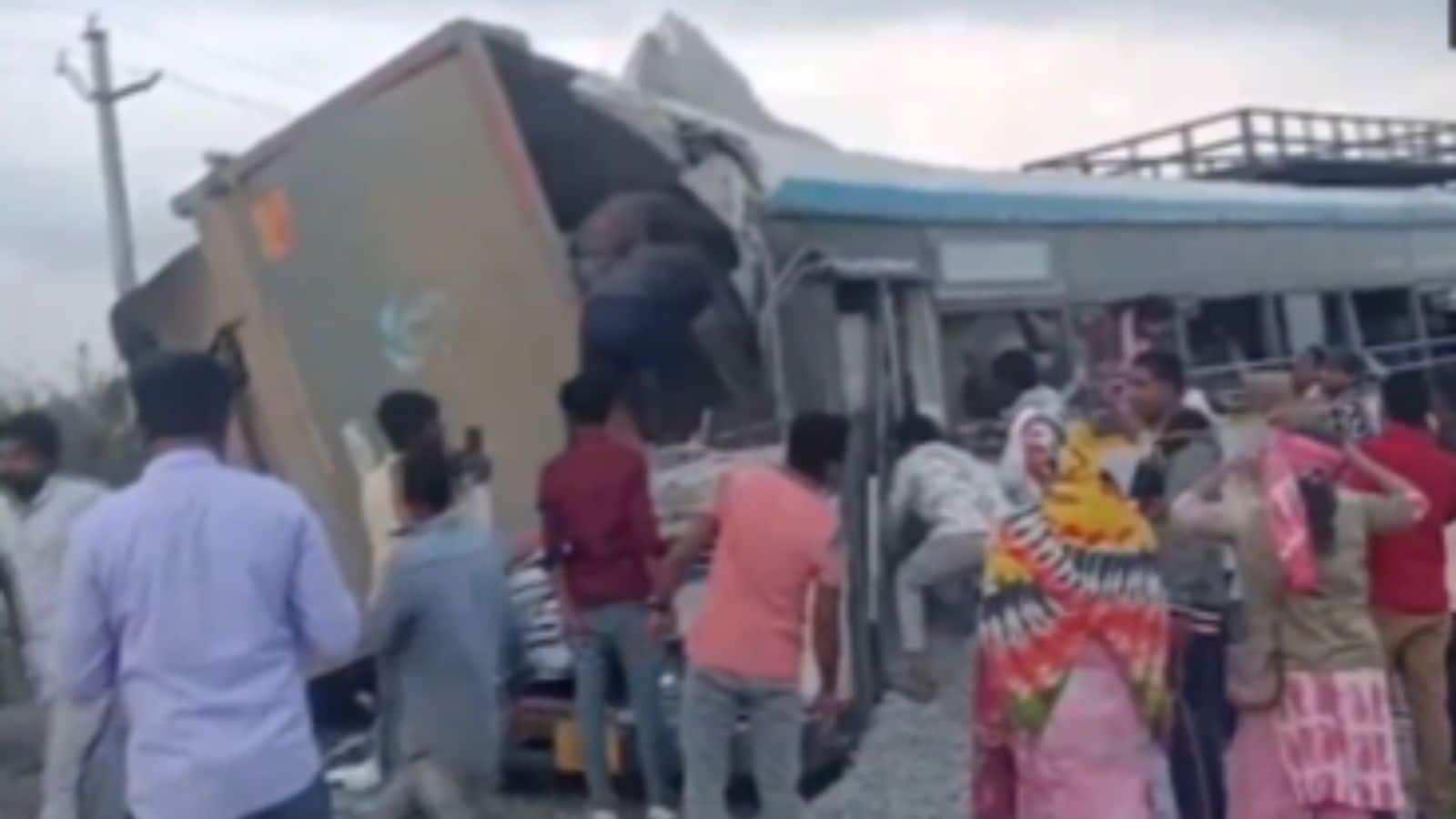 Telangana Accident: तेलंगाना के रंगारेड्डी में भीषण हादसा, बस और ट्रक की टक्कर में 20 लोगों की मौत और 18 घायल