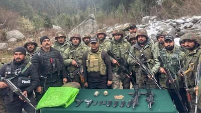 जम्मू-कश्मीर के नौगाम घाटी में आतंकी ठिकाने का भंडाफोड़, घने जंगलों में मिले तबाही की खेप