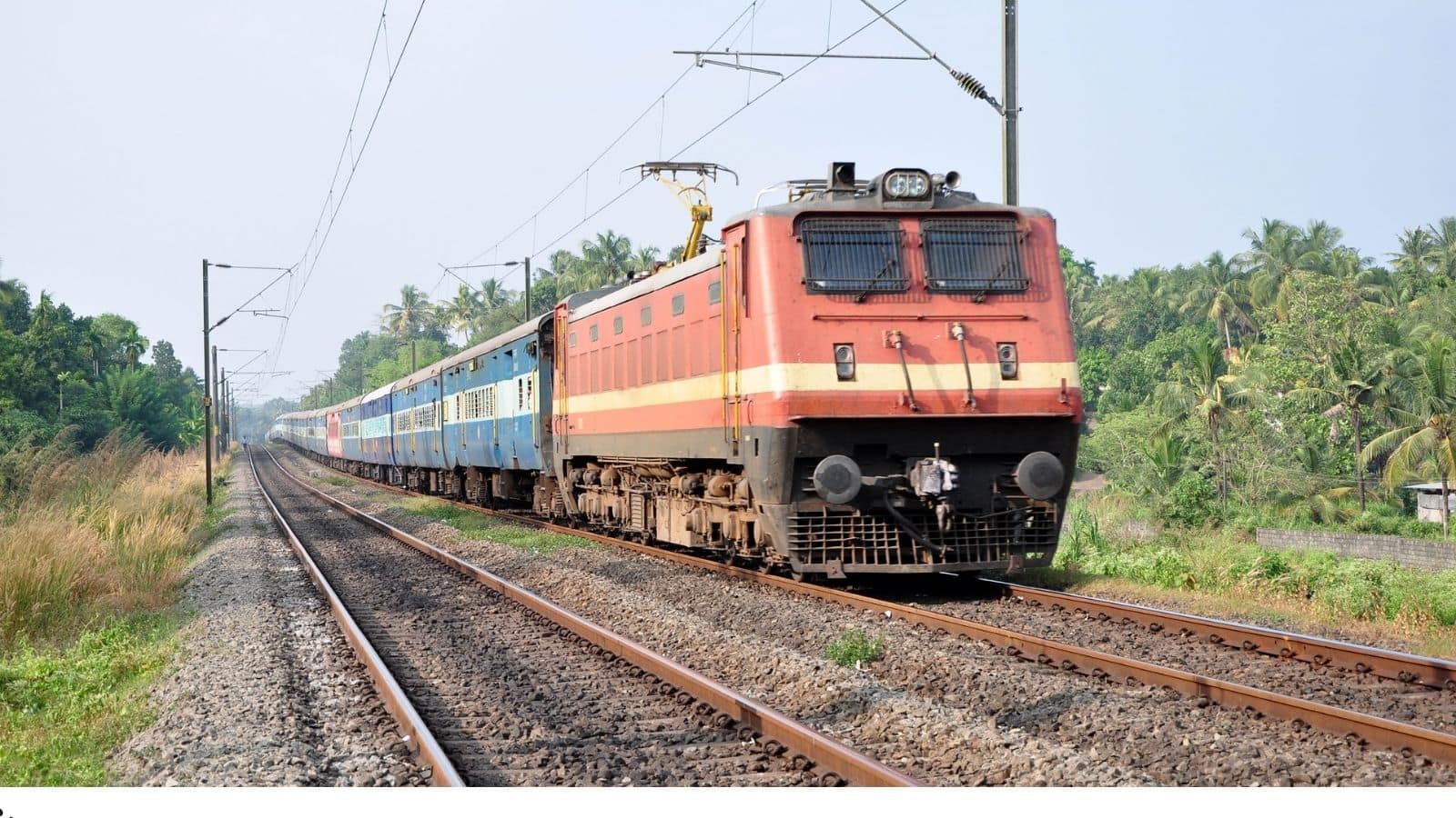 UP: चलती ट्रेन से गिरकर नेवी अफसर की पत्नी की मौत...बाद में हुआ हैरान करने वाला  खुलासा, TTE पर केस दर्ज