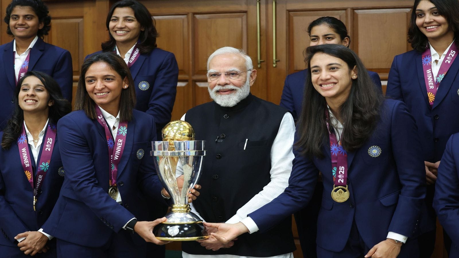 पीएम मोदी ने महिला क्रिकेट टीम से की मुलाकात, वर्ल्ड कप चैंपियन को किया सम्मानित, तस्वीरें वायरल