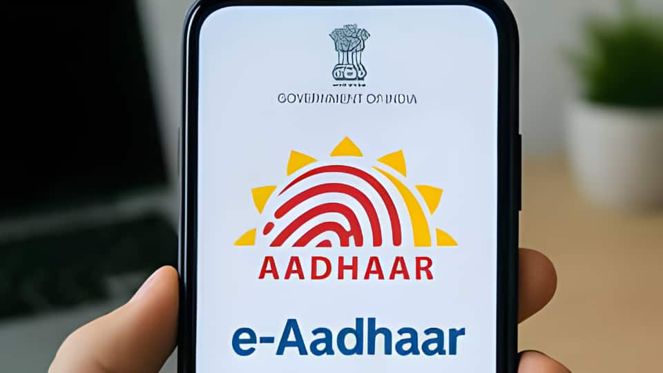 Aadhaar Card अपडेट हुआ आसान, जानिए घर बैठे किन बदलावों के लिए ऑनलाइन सुविधा है उपलब्ध