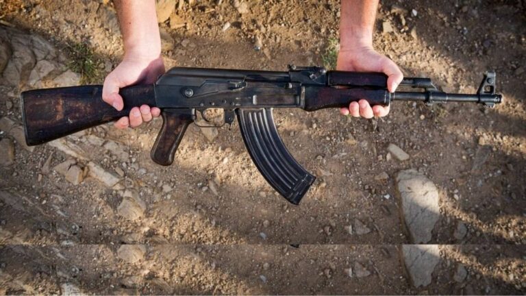 श्रीनगर में डॉक्टर अदील अहमद के लॉकर से मिली AK-47 राइफल, जम्मू-कश्मीर पुलिस के उड़े होश; आतंकी कनेक्शन का शक