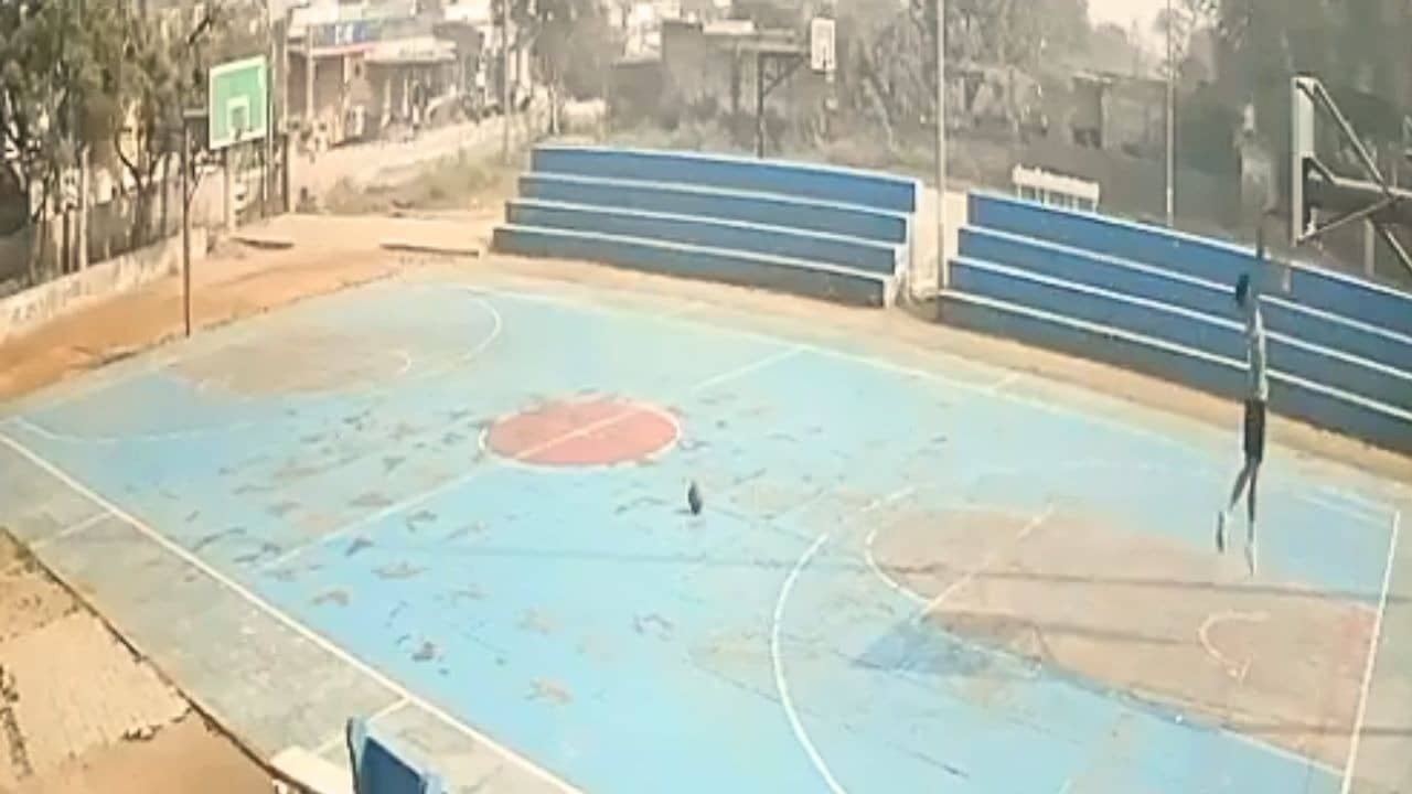 बास्केटबॉल खिलाड़ी ने जैसे ही पकड़ा पोल, धड़ाम से छाती पर गिरा और मौत... रोहतक में अधिकारियों की लापरवाही ने छीना होनहार खिलाड़ी, VIDEO