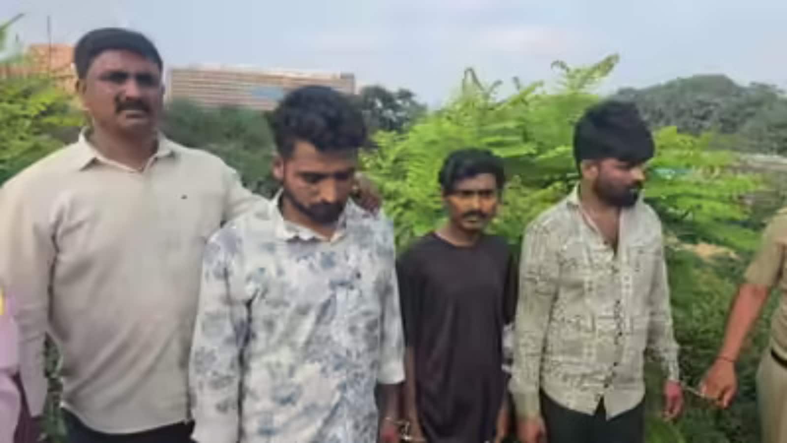 Bengaluru: युवक ने दोस्तों की मदद से की भाई की हत्या, फिर शव को पत्थर की खदान में फेंका