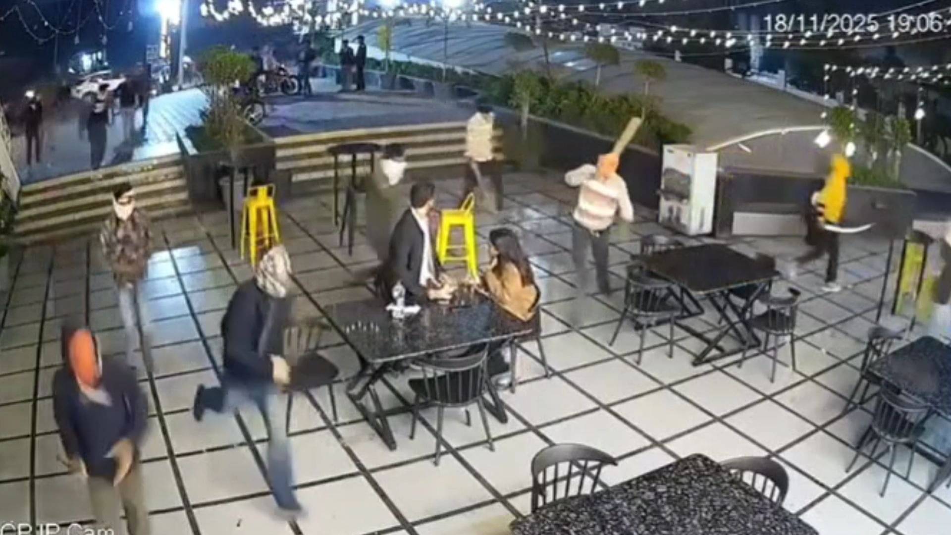 भोपाल के कैफे में नकाबपोश बदमाशों का तांडव, हाथों में डंडे-तलवार लेकर घुसे, जमकर मचाई तोड़फोड़; VIDEO
