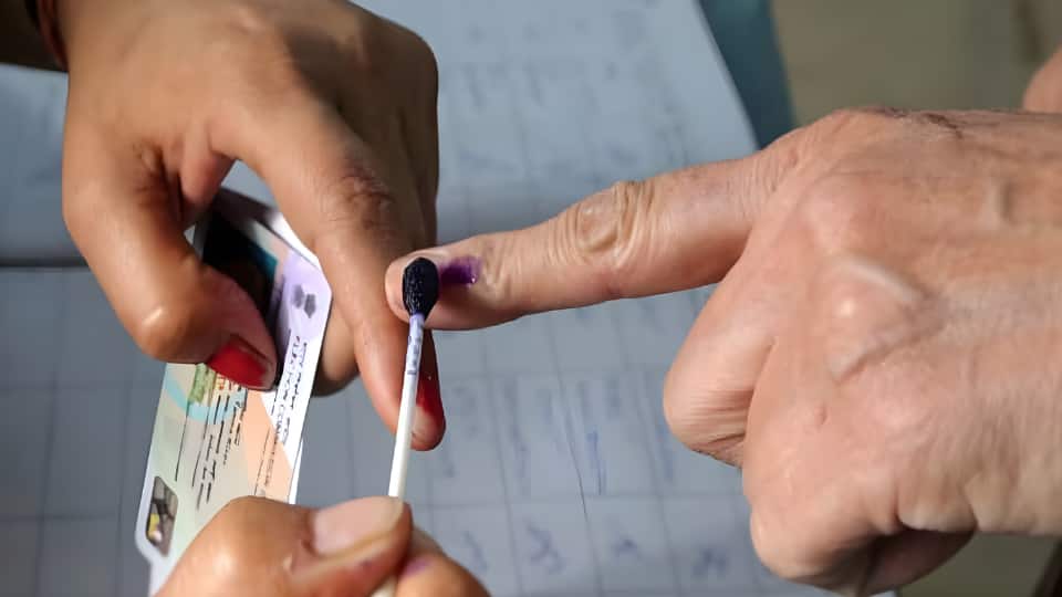 बिहार चुनाव के पहले चरण में किसका पलड़ा भारी, किस ओर बह रही है सियासी हवा?