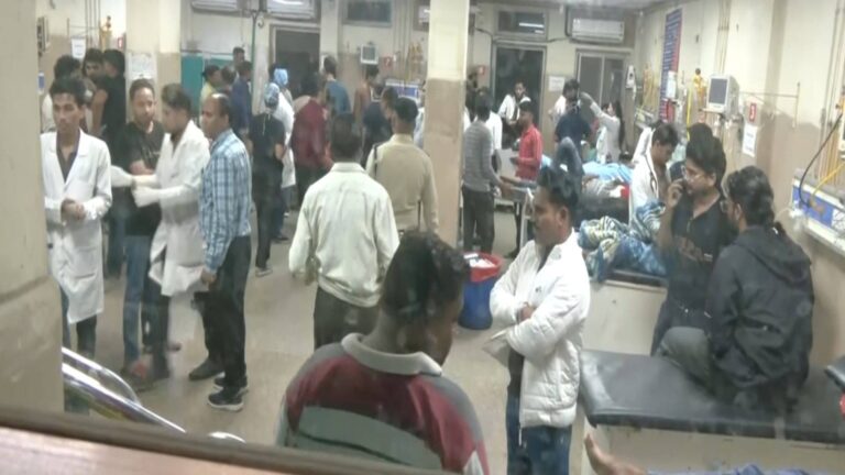 MP: ढलान पर चढ़ते समय बस ने खोया नियंत्रण, गहरी खाई में गिरी... इंदौर में दर्दनाक हादसा, 3 लोगों की मौत; कई घायल