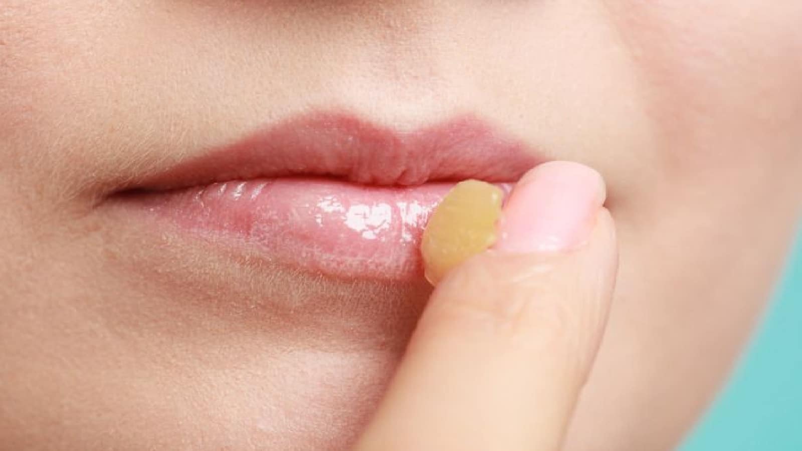 Tips to cure chapped lips: सर्दी के मौसम में फटे होठों पर करें ये काम, रातभर में हो जाएंगे ठीक
