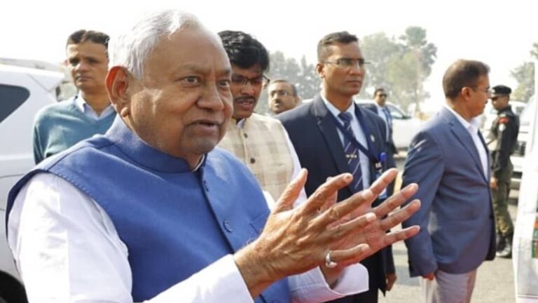 Bihar: बिहार के 10वीं बार CM बनने के बाद पैतृक गांव पहुंचे नीतीश कुमार,पिता की पुण्यतिथि पर दी श्रद्धांजलि