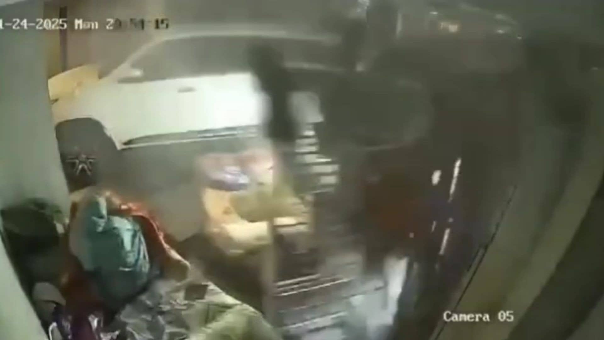 Delhi Accident: दिल्ली के रोहिणी में टला बड़ा हादसा, गेट तोड़कर घर में घुसी तेज रफ्तार बेकाबू SUV, बाल-बाल बची बुजुर्ग महिला