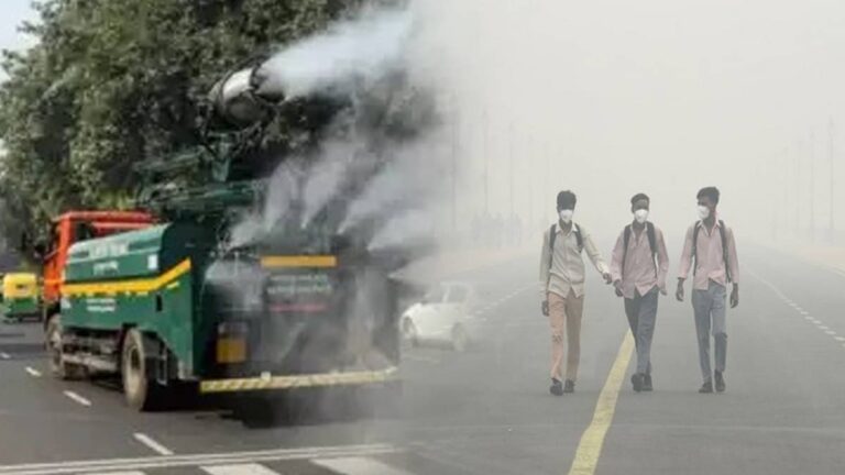 Delhi Pollution: प्रदूषण के रफ्तार पर नहीं लग रहा ब्रेक, धुंध की चादर में लिपटी दिल्ली, जानें अपने इलाके का ताजा AQI