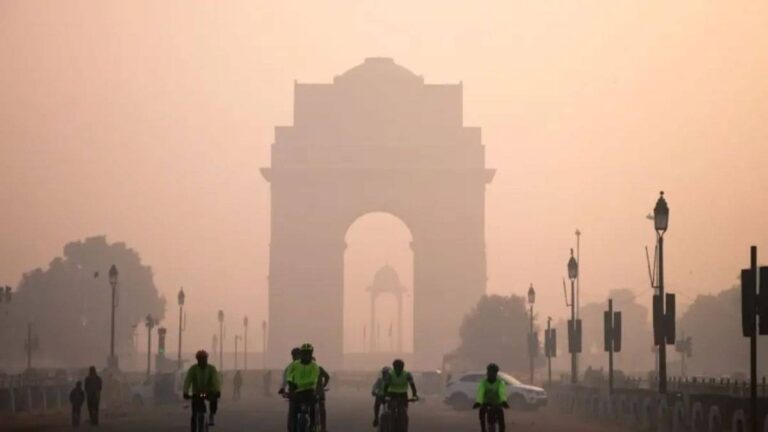 Delhi AQI: लगातार 12वें दिन दिल्ली की हवा बेहद खराब, कई इलाके अब भी रेड जोन में; ज्वालामुखी की राख से भी बढ़ी टेंशन