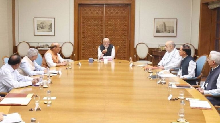 'दिल्ली ब्लास्ट आतंकी घटना घोषित, मृतकों की याद में 2 मिनट का मौन...', कैबिनेट की बैठक के बाद बड़ा सवाल- होगा ऑपरेशन सिंदूर 2.0?