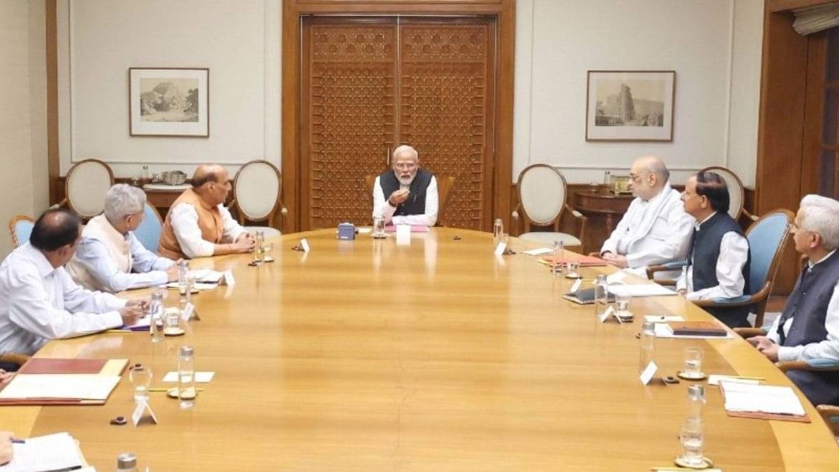 'दिल्ली ब्लास्ट आतंकी घटना घोषित, मृतकों की याद में 2 मिनट का मौन...', कैबिनेट की बैठक के बाद बड़ा सवाल- होगा ऑपरेशन सिंदूर 2.0?