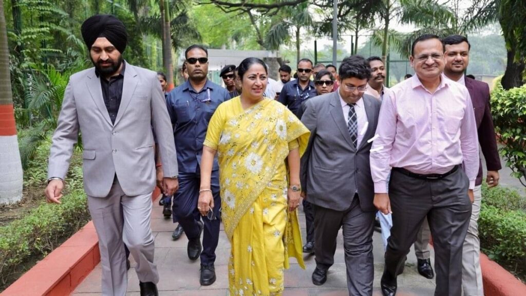 Delhi: दिल्ली सरकार में बड़ा प्रशासनिक फेरबदल, IAS समेत इन 16 अधिकारियों का हुआ तबादला; जानें किसे क्या मिली जिम्मेदारी