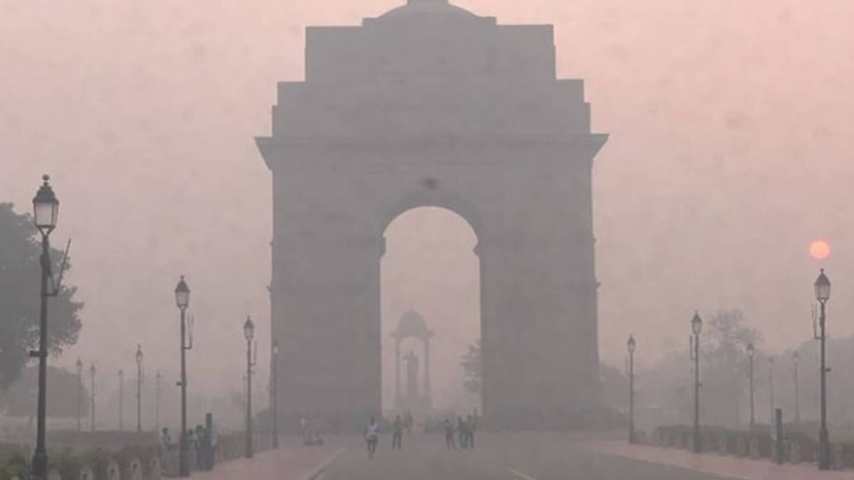 Delhi Pollution: दिल्ली-एनसीआर में नहीं थम रहा प्रदूषण का कहर, कई जगहों पर दमघोंटू हुई हवा, घर से निकलने से पहले जान लें ताजा AQI