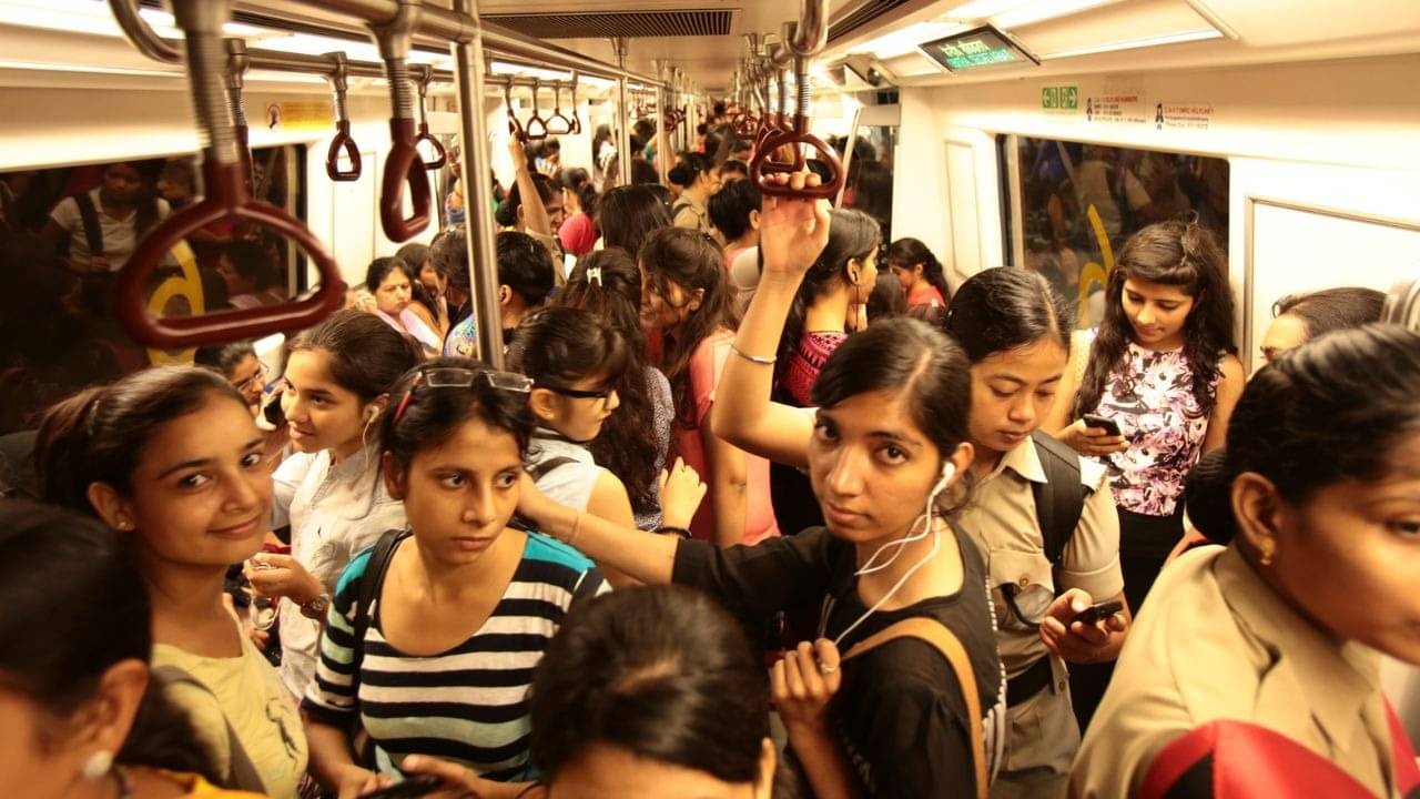 VIRAL: आप अपने पार्टनर से बात करते हैं तो... वुमेंस कोच में क्या करती हैं महिलाएं? रोज सफर करने वाली लेडी ने खोल दिया चिट्ठा
