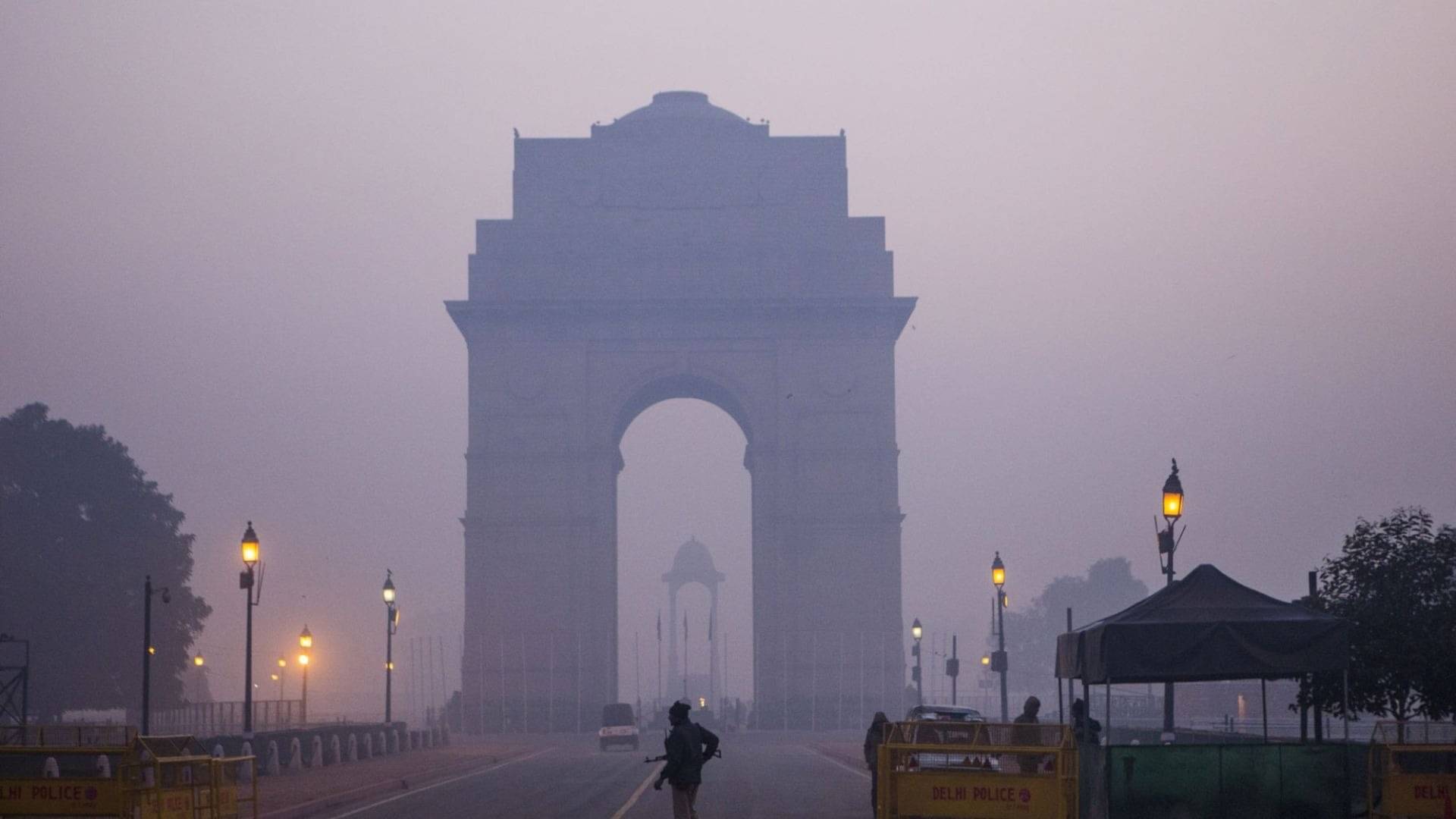 Delhi Pollution: दिल्ली-NCR में सांसों पर संकट! नहीं कम हो रहा AQI, आज भी कई इलाके रेड जोन में; जानें कहां कैसे हैं हालात?