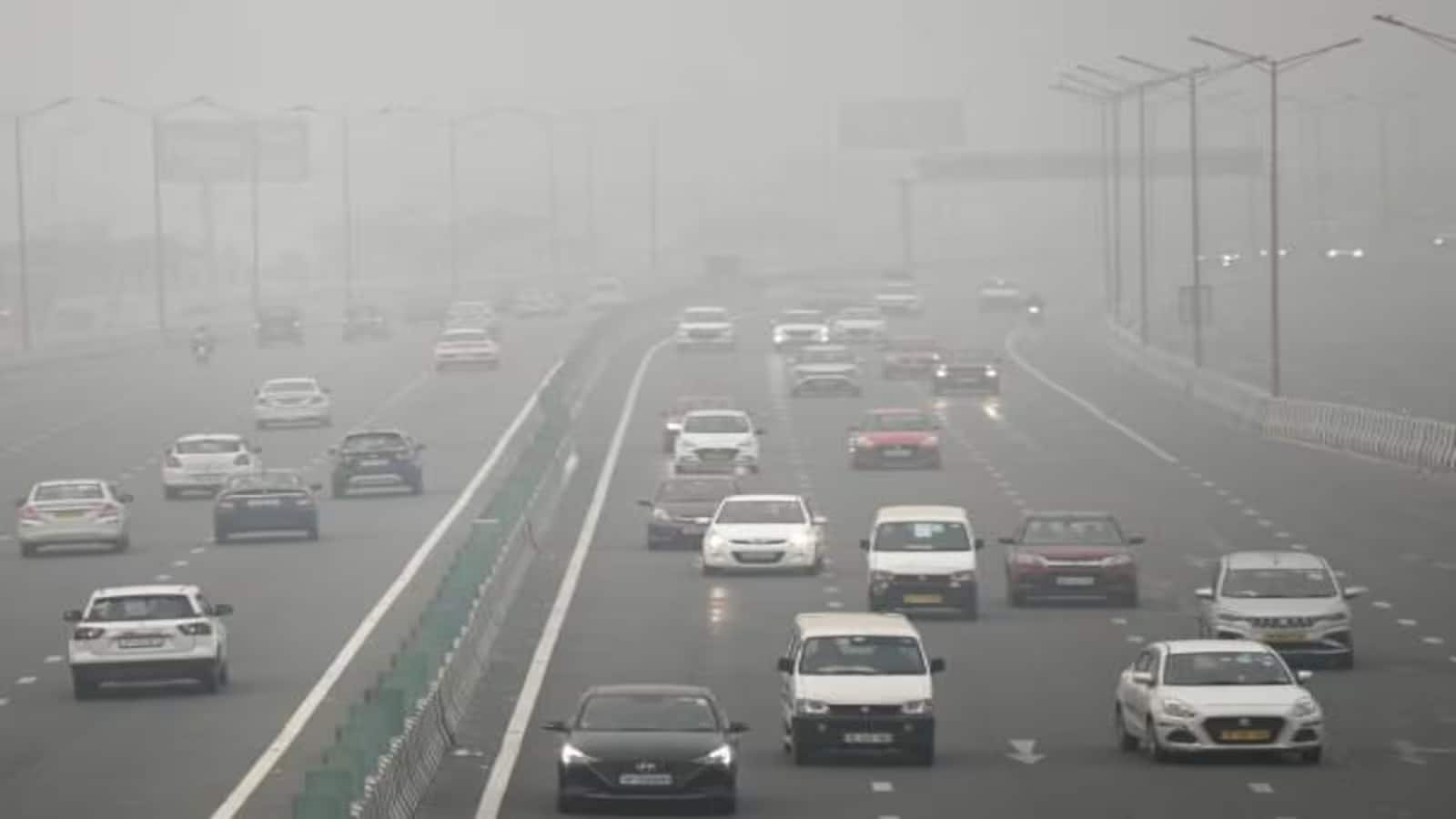 Delhi AQI: जहरीली धुंध की चादर में लिपटा दिल्ली-NCR, AQI 400 के पार...GRAP-3 लागू, लगीं ये पाबंदियां?