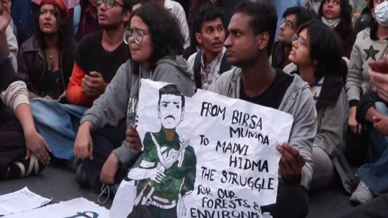 Delhi: प्रदूषण के खिलाफ प्रदर्शन में पुलिस पर मिर्च स्प्रे से हमले पर बड़ा एक्शन, 15 गिरफ्तार; नक्सली हिडमा के समर्थन में भी हुई नारेबाजी