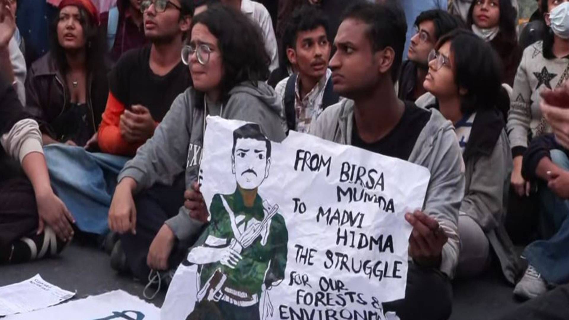 Delhi: प्रदूषण के खिलाफ प्रदर्शन में पुलिस पर मिर्च स्प्रे से हमले पर बड़ा एक्शन, 15 गिरफ्तार; नक्सली हिडमा के समर्थन में भी हुई नारेबाजी