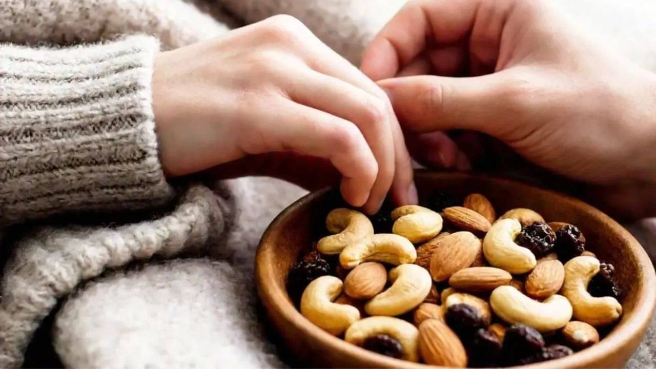 Dry Fruits: सर्दी में ये ड्राई फ्रूट्स बेस्ट, जुकाम भगाएंगे दूर, वजन भी रहेगा कंट्रोल... जानिए खाने का परफेक्ट तरीका