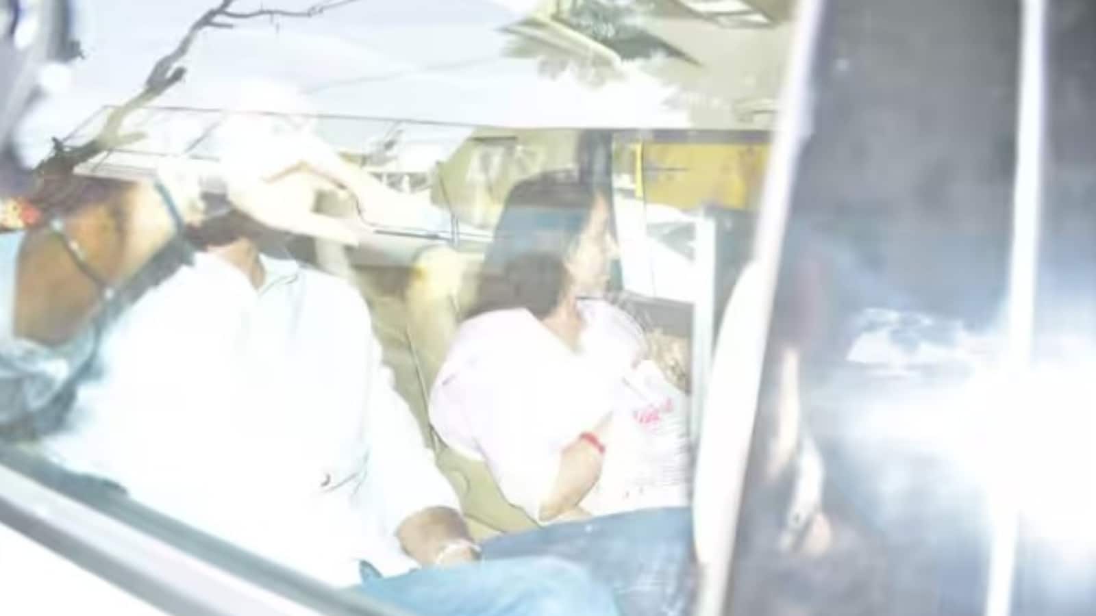 Dharmendra passes away: हमेशा के लिए बंसती से जुदा हुआ वीरू, हेमा मालिनी को सफेद कपड़ों में देख फैंस के छलके आंसू