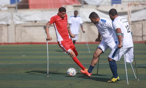 ग़ाज़ा: युद्ध में अपंग हुए लोगों के लिए 'फ़ुटबॉल' बना एक सहारा