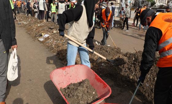 ग़ाज़ा में गरिमा बहाली: मलबे व कूड़े-कचरे की सफ़ाई में व्यापक शिरकत