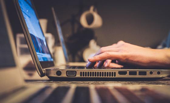 डिजिटल जगत में बढ़ती हिंसा, मगर करोड़ों महिलाओं के पास क़ानूनी ढाल का अभाव