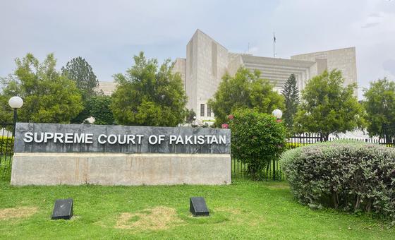 पाकिस्तान: नए संशोधन से न्यायिक स्वतंत्रता, सैन्य जवाबदेही कमज़ोर होने का जोखिम