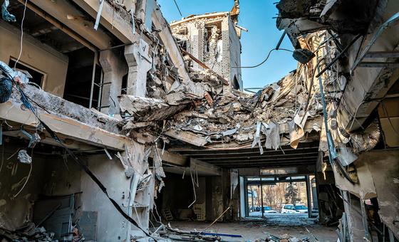 यूक्रेन में युद्ध के साए में शिक्षा, इस वर्ष 340 से अधिक स्कूलों को पहुँची क्षति