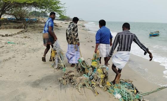 भारत: मछली शिकार के बाद फेंके हुए जाल हटाकर समुद्र की रखवाली