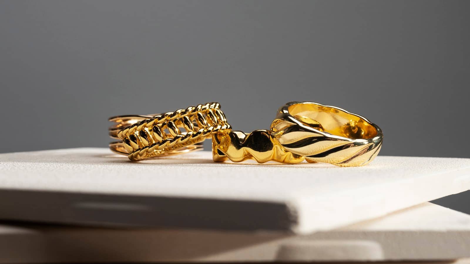 Gold Price Today: सोने का और गिरा भाव, चांदी भी लुढ़की; चेक करें लेटेस्ट रेट