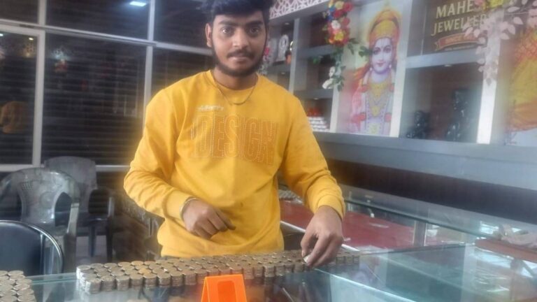 मोहब्बत की अनोखी मिसाल! पत्नी को गिफ्ट दिलाने बोरे में सिक्के लेकर पहुंचा पानवाला; बिना गिने सुनार ने दे दिया सोने की चेन