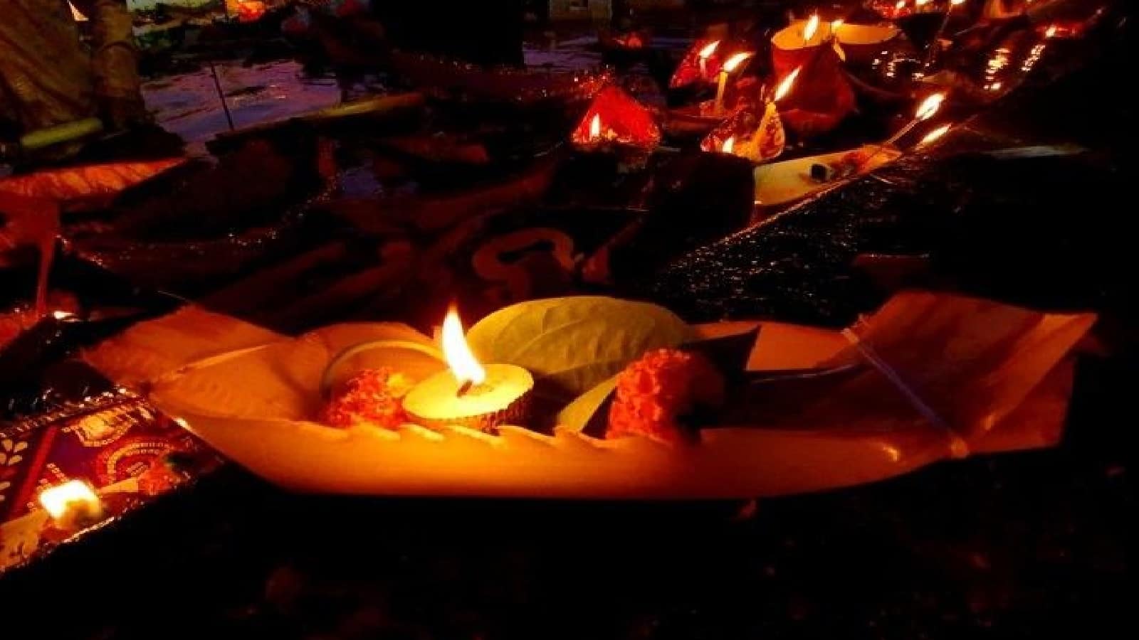 Kartik Purnima Kab Hai: कब मनाई जाएगी कार्तिक पूर्णिमा? जानें भद्रा के बीच कैसे होगा स्नान और दान
