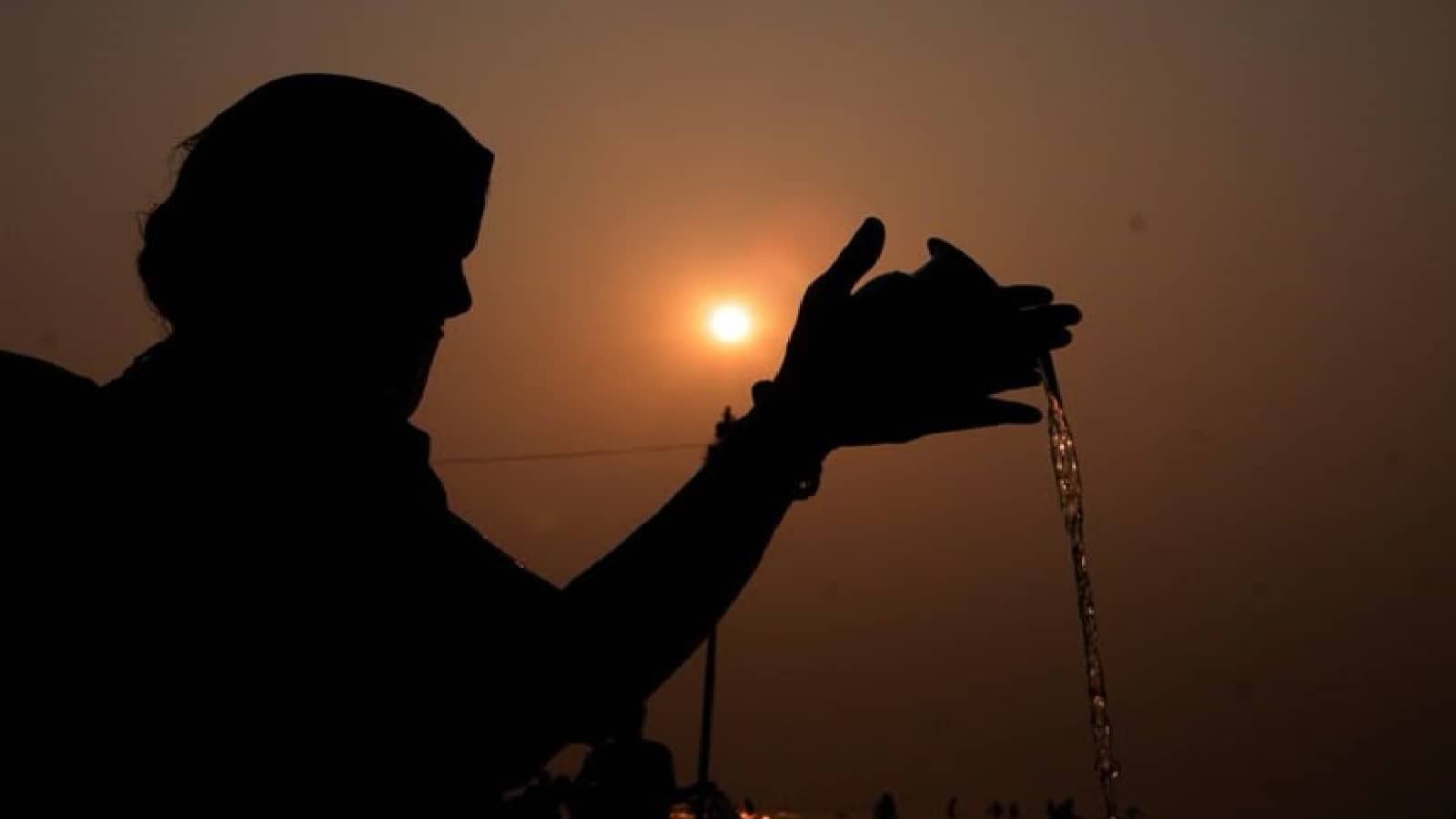Margashirsha Amavasya 2025: हमेशा के लिए पितृ दोष का करना है निवारण तो मार्गशीर्ष अमावस्या पर करें ये आसान उपाय