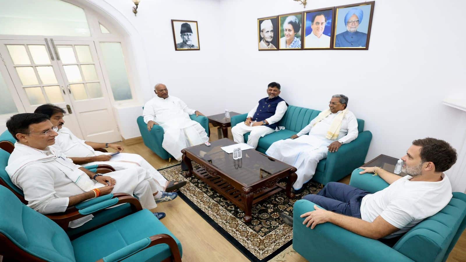 Shivakumar vs Siddaramaiah: क्या डीके शिवकुमार को मिलेगी कर्नाटक की कमान? खड़गे बोले- 'सोनिया और राहुल गांधी से चर्चा करूंगा'