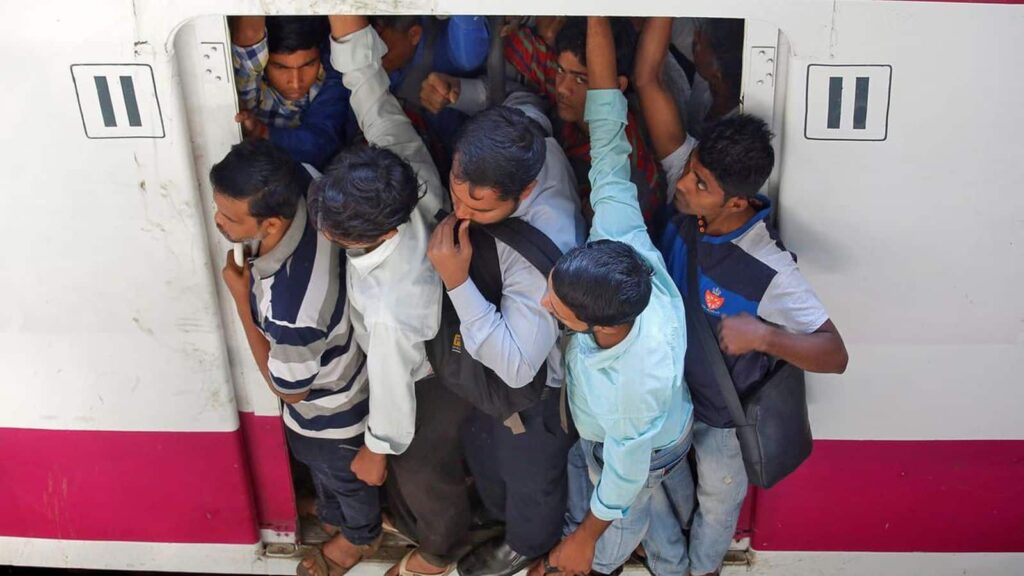 Train Accident: मुंबई में बड़ा हादसा! सैंडहर्स्ट रोड रेलवे स्टेशन के पास ट्रेन की चपेट में आने से 2 लोगों की मौत, 3 यात्री घायल