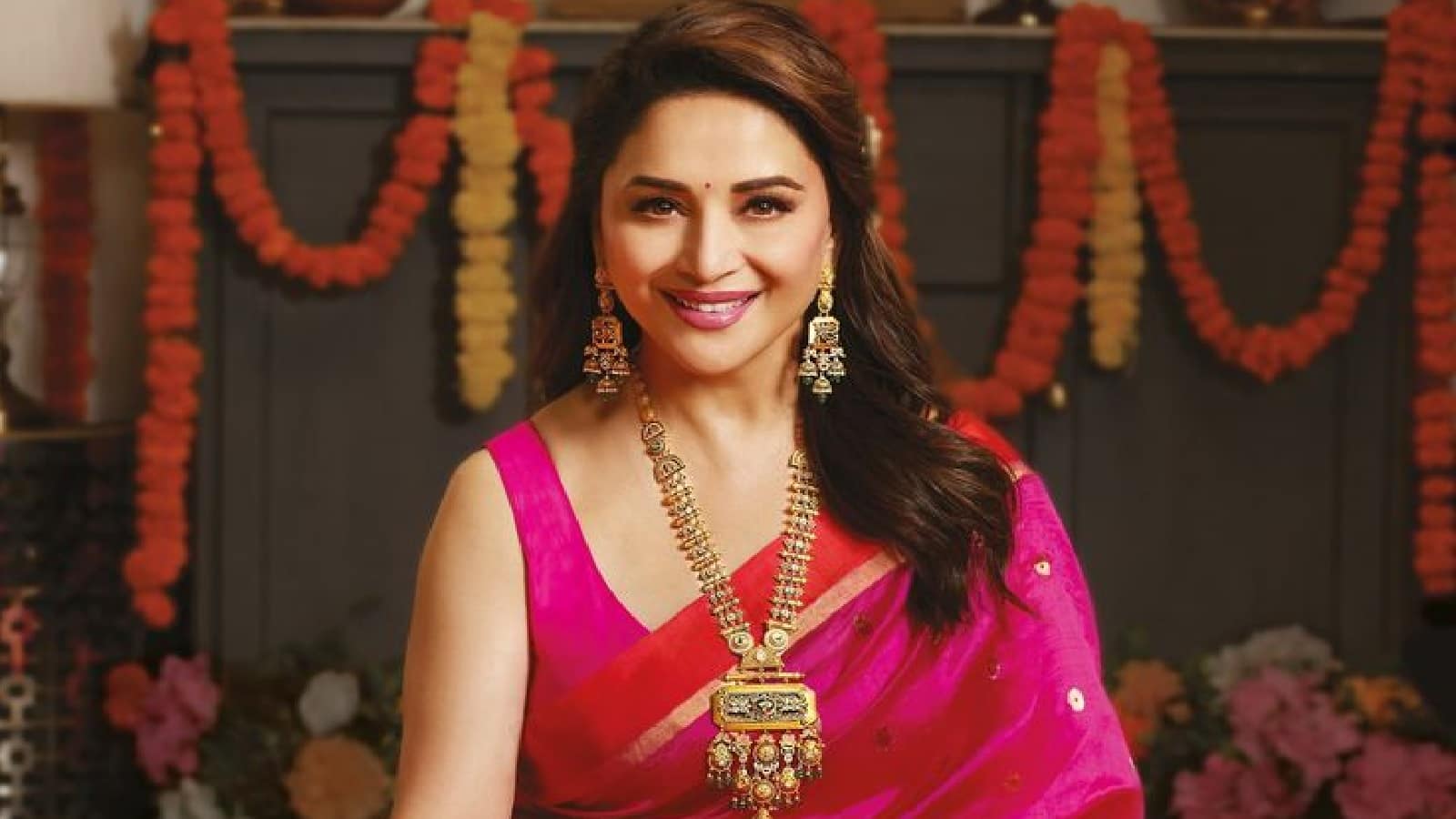 खून से सने चाकू के साथ माधुरी दीक्षित ने पोस्ट किया ‘मार डाला’, फैंस को सताने लगी धक-धक गर्ल की चिंता