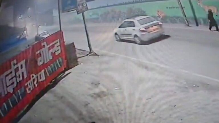 VIDEO: मथुरा में बेकाबू कार ने 3 श्रद्धालुओं को मारी टक्कर, महिला की दर्दनाक मौत, दो की हालत गंभीर