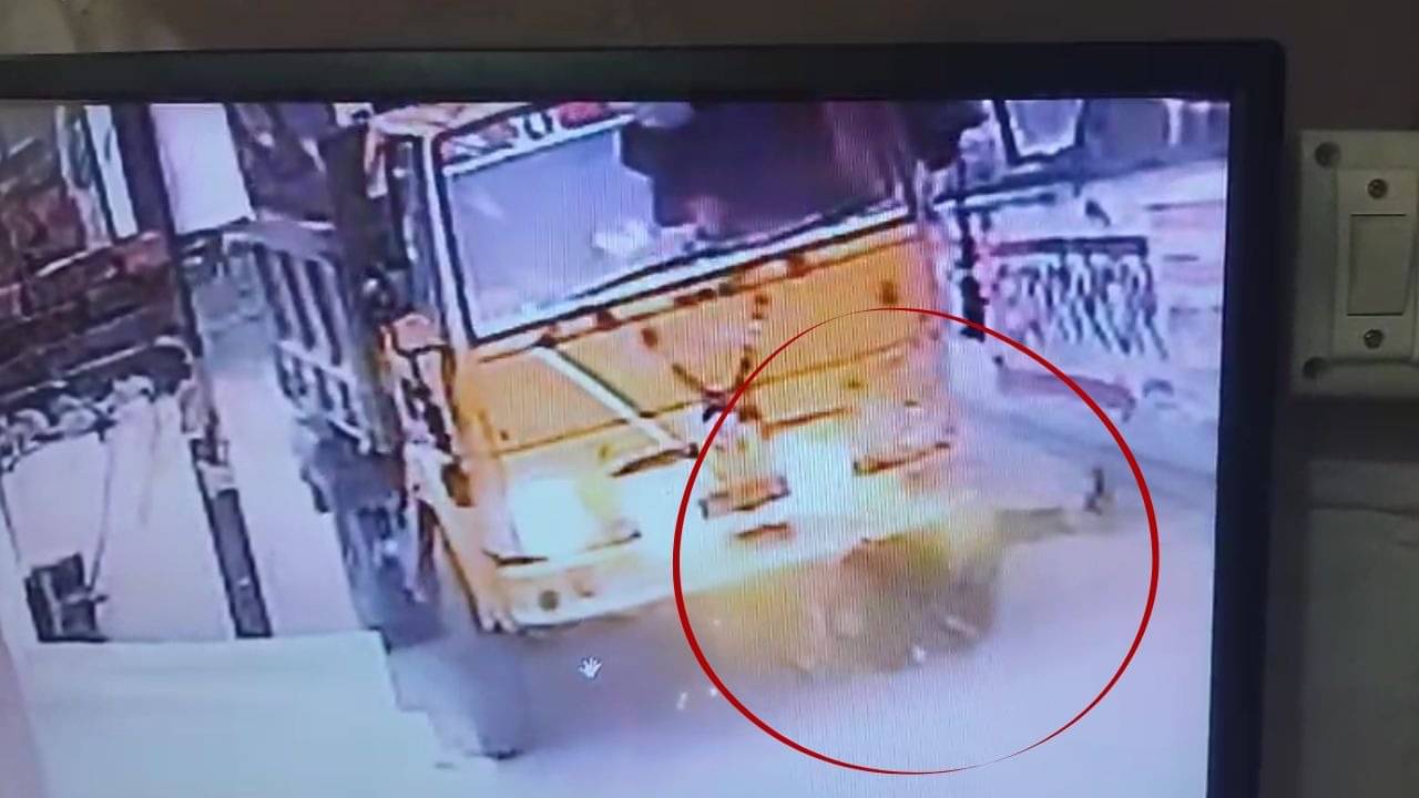 UP News: मऊ में दर्दनाक हादसा, डंपर चालक ने स्कूटी सवार को कुचला फिर कई मीटर तक घसीटा, तड़प-तड़पकर मौत; दर्दनाक VIDEO