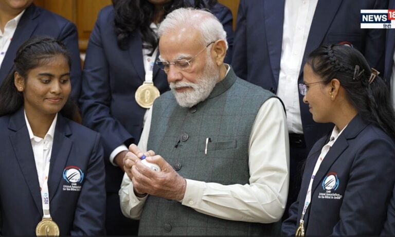 पीएम मोदी ने अपने हाथों से खिलाए लड्डू, ब्लाइंड टी-20 चैंपियन भारतीय महिला क्रिकेट टीम से मुलाकात