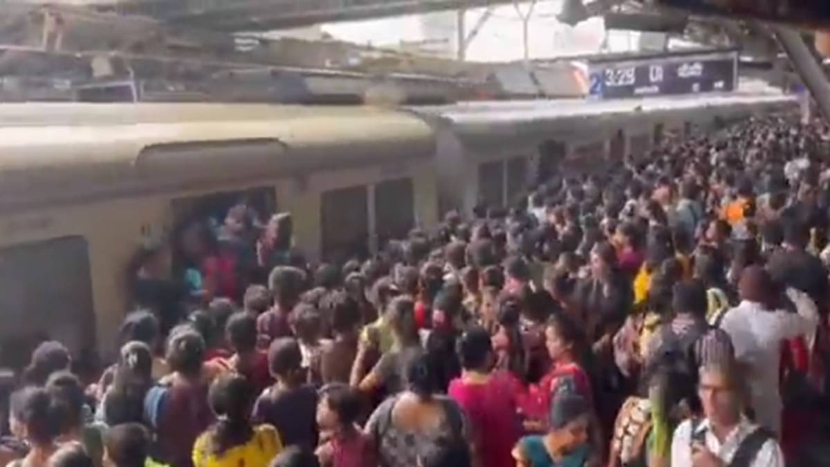 Mumbai Local Accident: मुंबई के सैंडहर्स्ट रोड रेलवे स्टेशन पर बड़ा हादसा, लोकल ट्रेन की चपेट में आने से 3 लोगों की मौत