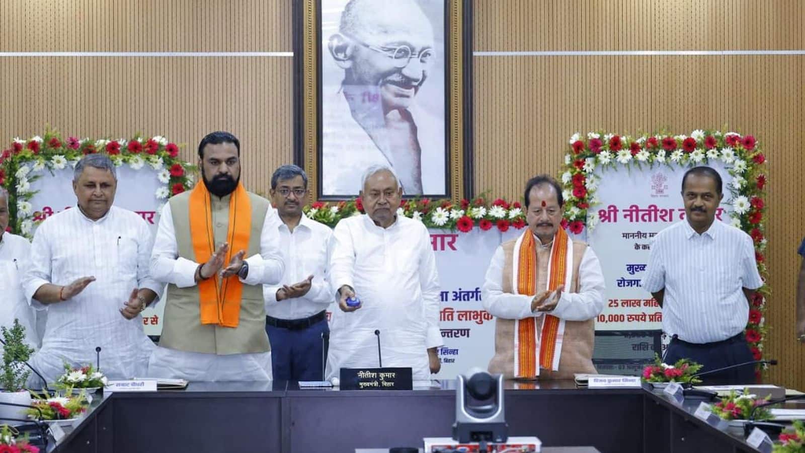 Bihar Women: बिहार की 10 लाख महिलाओं के खाते में आज पहुंचेंगे ₹10,000, सीएम नीतीश कुमार करेंगे ट्रांसफर