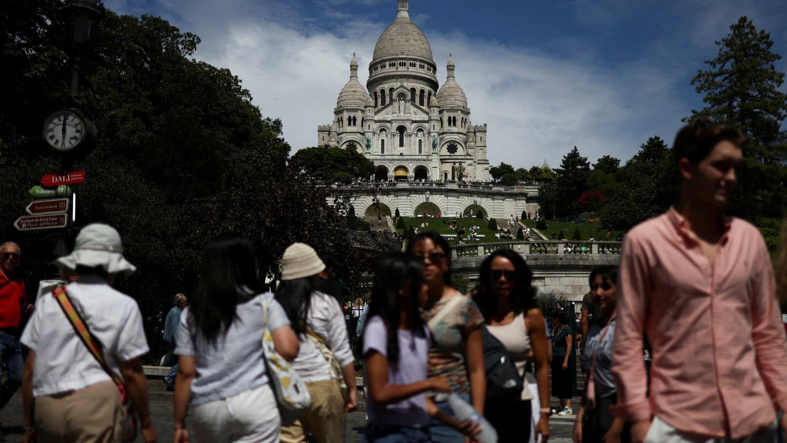 सोच-समझकर ही यात्रा करें! देखें ये 8 जगहें जहां ओवरटूरिज्म ने मचाई तबाही