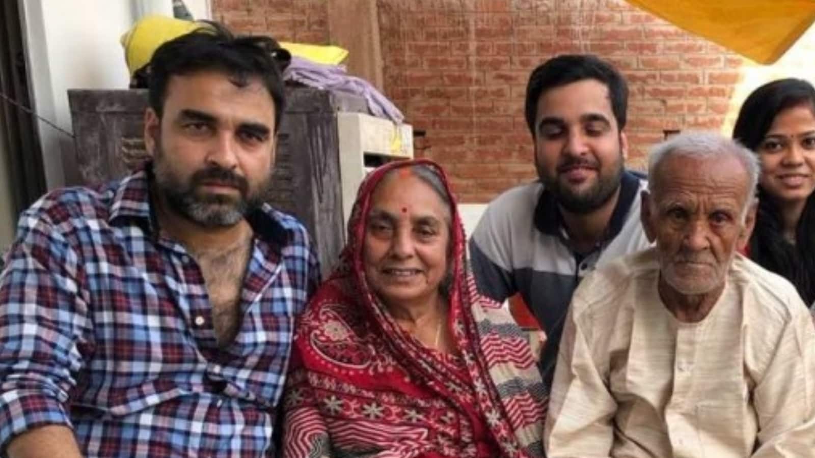 Pankaj Tripathi Mother Death: पिता के बाद पंकज त्रिपाठी के सिर से उठा मां का साया, 89 साल की उम्र में हुआ निधन
