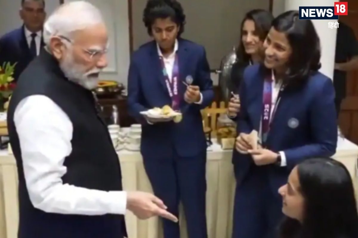 VIDEO: कौन हैं वो महिला क्रिकेटर? जिन्हें पीएम ने अपने हाथों से परोसा खाना